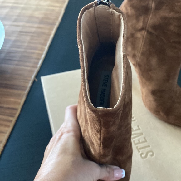 Steve Madden Halena chestnut suede booties, size 7 - Picture 4 of 6